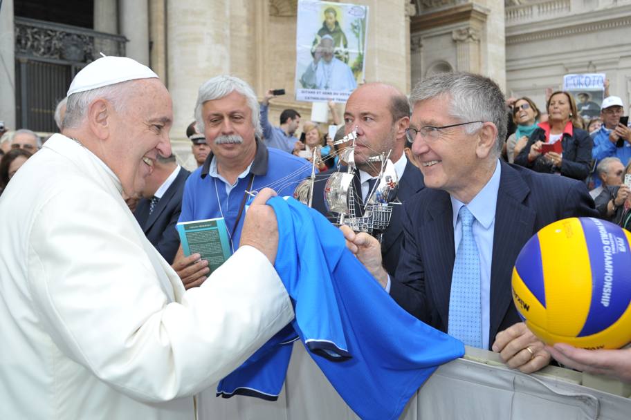 In precedenza al Papa era stata donata anche una maglia azzurra ed un pallone da volley, da Carlo Salvatori,  presidente del comitato organizzatore del Mondiale femminile